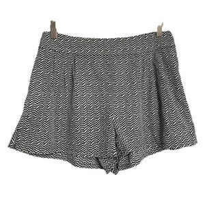AEO M black‎ + white chevron print elastic waist shorts